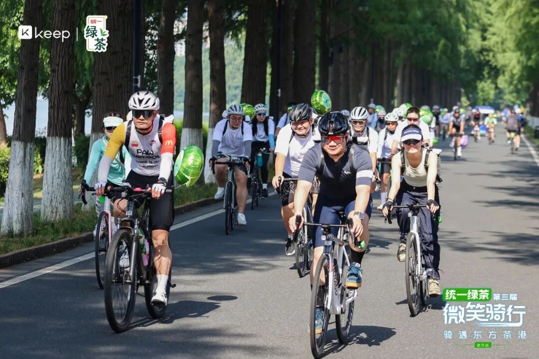 骑行队伍沿林荫道路行进